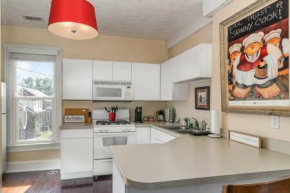 Studio w King Bed Walking distance to Beach & Shops